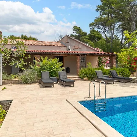 度假居 Beautiful In Rab With Outdoor Swimming Pool *