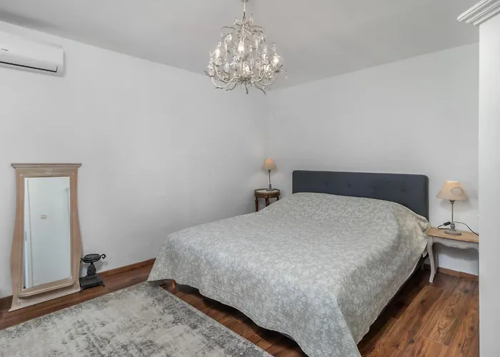 Cozy In Rab With House Sea View